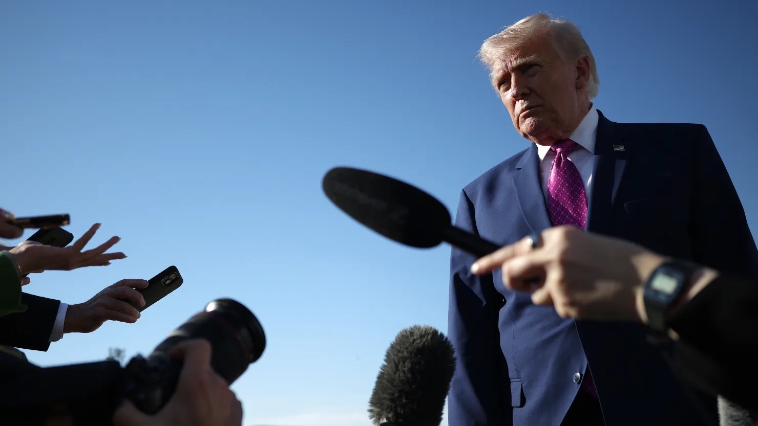 Phản ứng của Iran khi ông Trump tuyên bố sẽ phong tỏa eo biển Hormuz?- Ảnh 2. Phản ứng của Iran khi ông Trump tuyên bố sẽ phong tỏa eo biển Hormuz?- Ảnh 2.