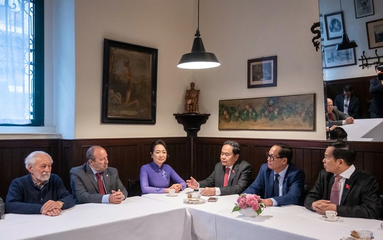 Chủ tịch Quốc hội xúc động thăm nơi Bác Hồ từng sống tại Milan, Italia
