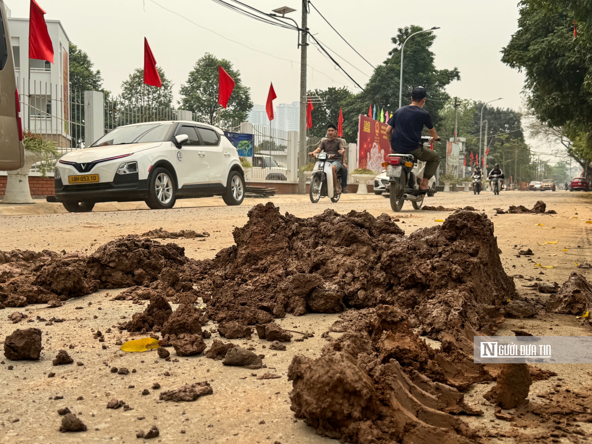 Hà Nội: Bùn đất từ dự án đường Phú Diễn - Trại Gà tràn ra đường, cản trở lưu thông- Ảnh 1. Hà Nội: Bùn đất từ dự án đường Phú Diễn - Trại Gà tràn ra đường, cản trở lưu thông- Ảnh 1.