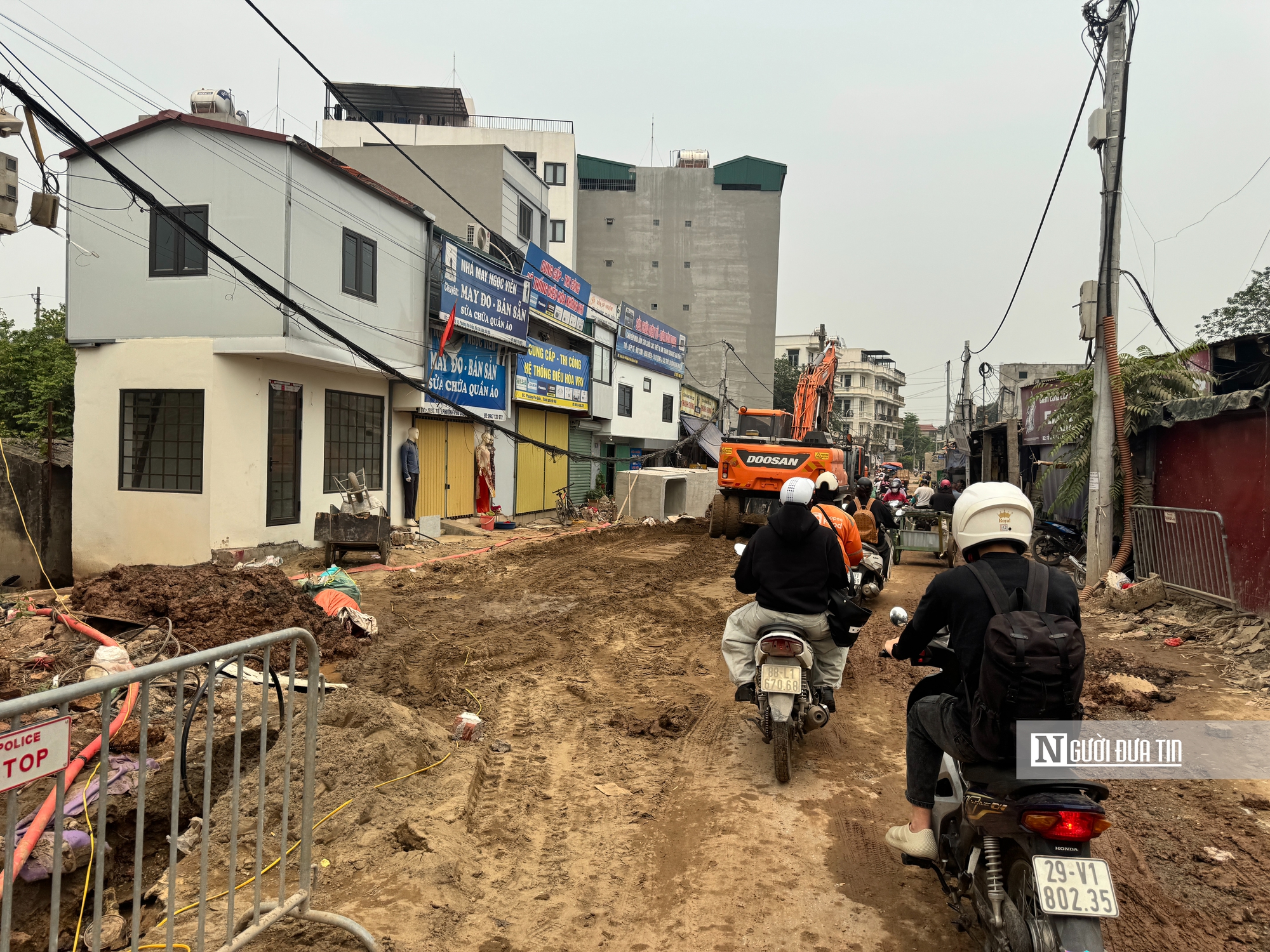 Hà Nội: Bùn đất từ dự án đường Phú Diễn - Trại Gà tràn ra đường, cản trở lưu thông- Ảnh 3. Hà Nội: Bùn đất từ dự án đường Phú Diễn - Trại Gà tràn ra đường, cản trở lưu thông- Ảnh 3.