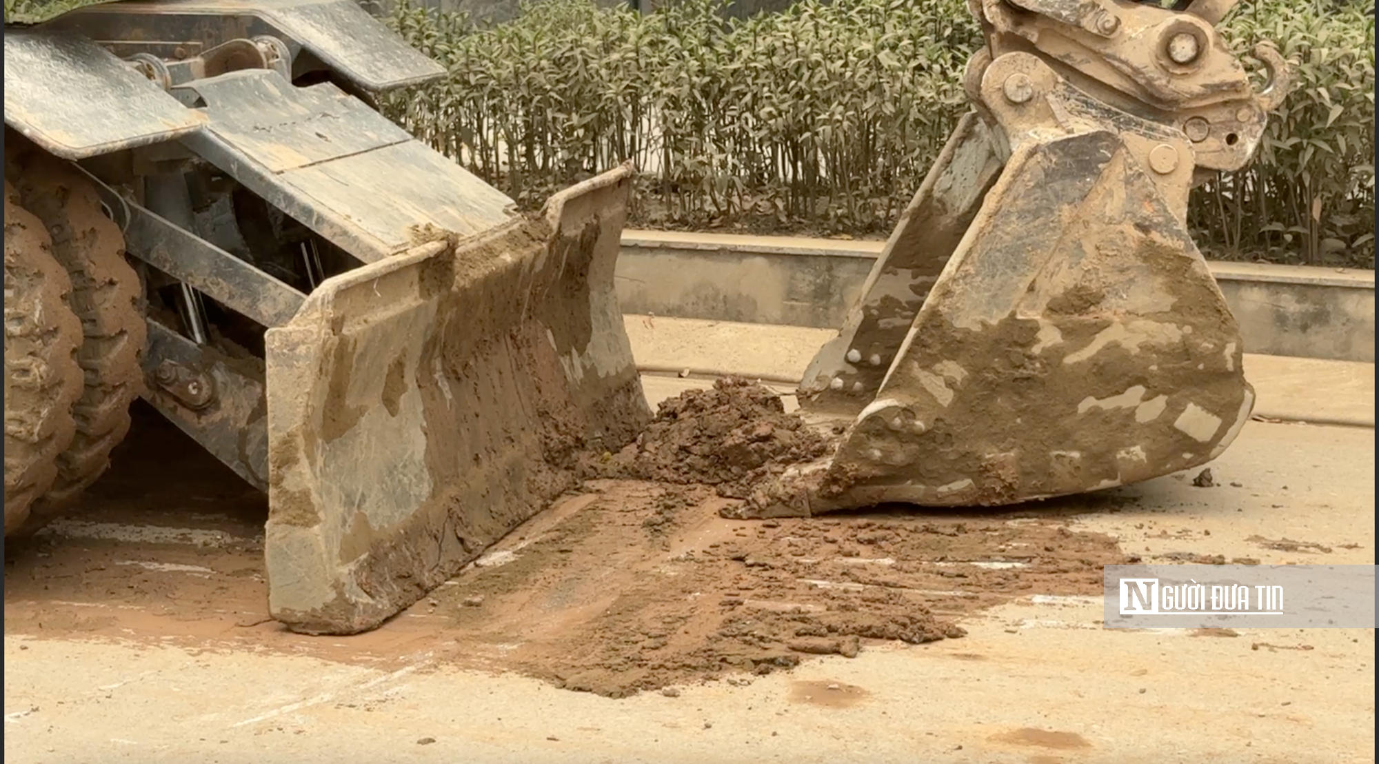 Hà Nội: Bùn đất từ dự án đường Phú Diễn - Trại Gà tràn ra đường, cản trở lưu thông- Ảnh 4. Hà Nội: Bùn đất từ dự án đường Phú Diễn - Trại Gà tràn ra đường, cản trở lưu thông- Ảnh 4.