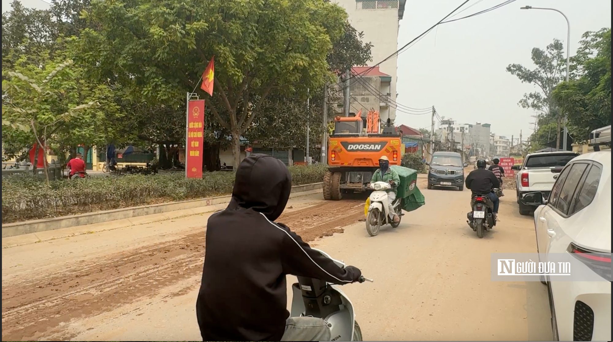Hà Nội: Bùn đất từ dự án đường Phú Diễn - Trại Gà tràn ra đường, cản trở lưu thông- Ảnh 5. Hà Nội: Bùn đất từ dự án đường Phú Diễn - Trại Gà tràn ra đường, cản trở lưu thông- Ảnh 5.
