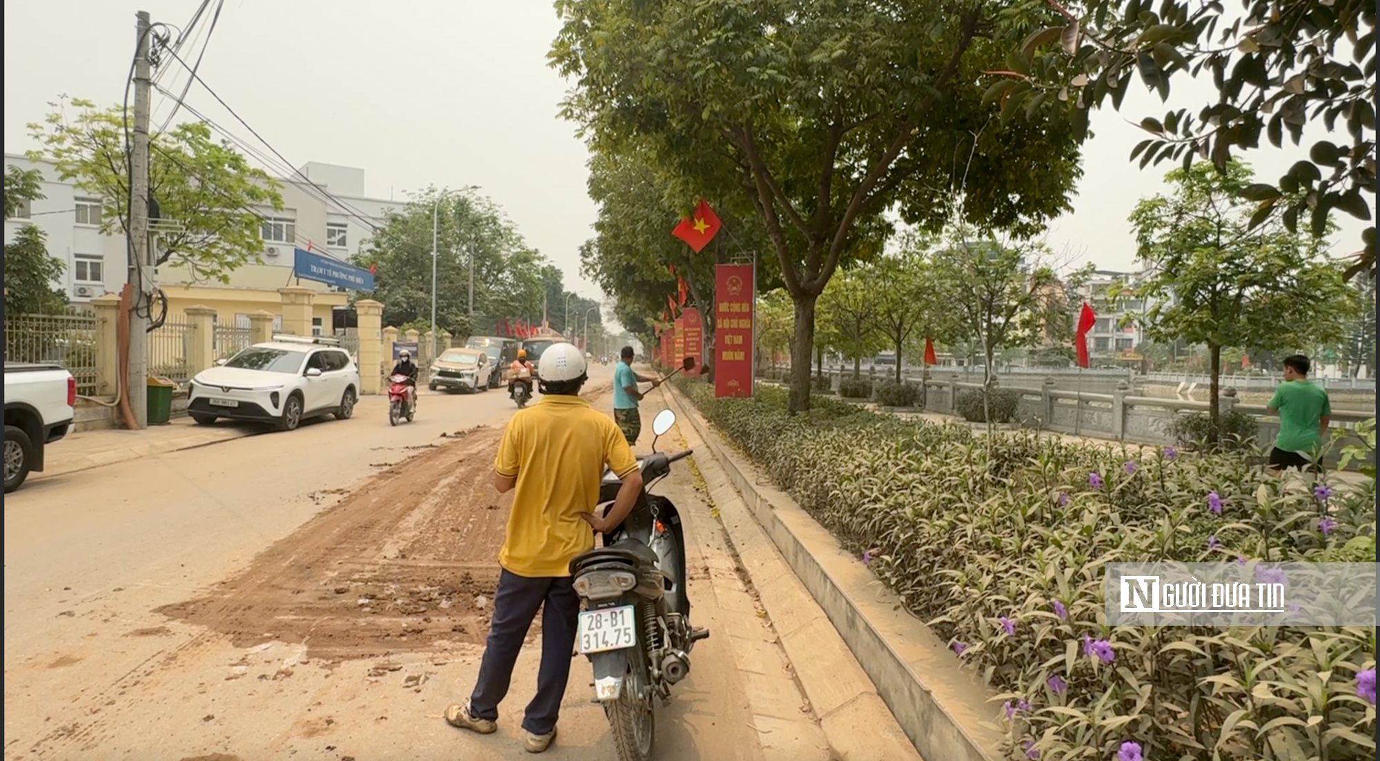 Hà Nội: Bùn đất từ dự án đường Phú Diễn - Trại Gà tràn ra đường, cản trở lưu thông- Ảnh 6. Hà Nội: Bùn đất từ dự án đường Phú Diễn - Trại Gà tràn ra đường, cản trở lưu thông- Ảnh 6.