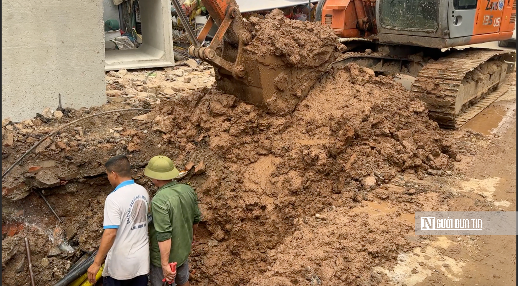 Hà Nội: Bùn đất từ dự án đường Phú Diễn - Trại Gà tràn ra đường, cản trở lưu thông- Ảnh 7. Hà Nội: Bùn đất từ dự án đường Phú Diễn - Trại Gà tràn ra đường, cản trở lưu thông- Ảnh 7.