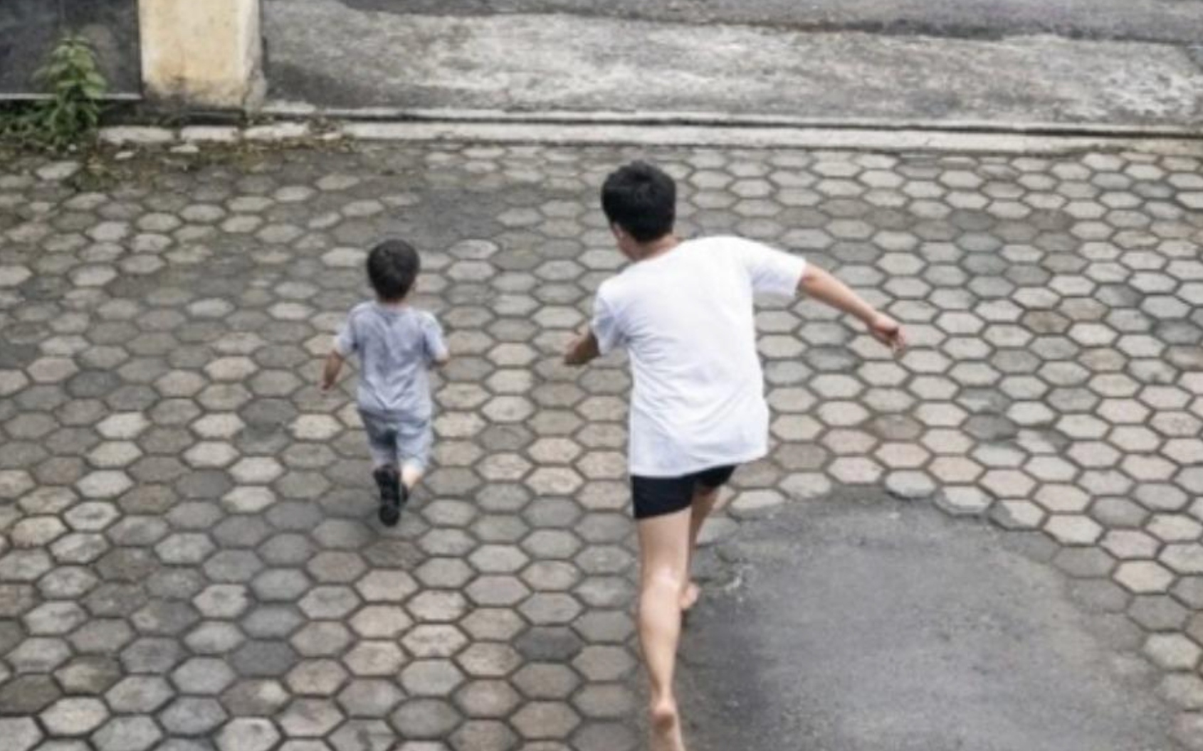 Cậu bé gọi mẹ rồi bất ngờ chạy ra đường, bị xe tải tông trúng ở Wonosobo