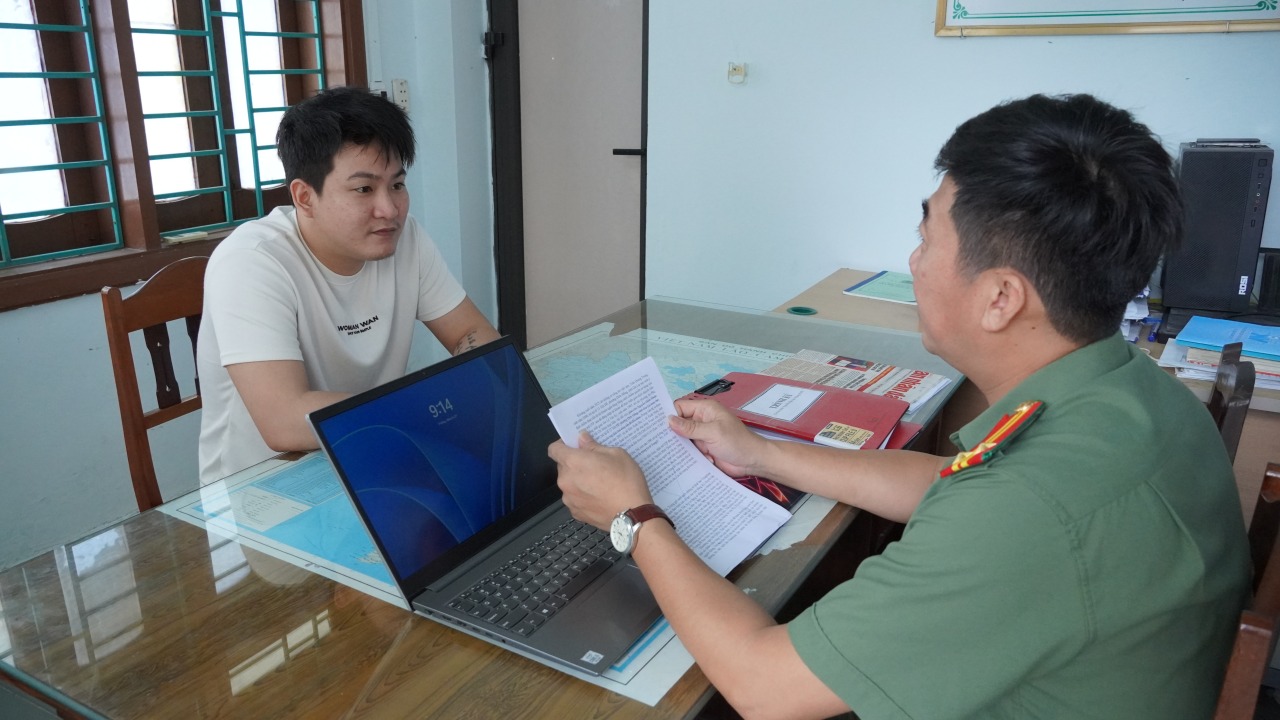 Triệt phá đường dây chiếm đoạt 23 tỷ đồng bằng chiêu “đổi sim” tinh vi- Ảnh 2.