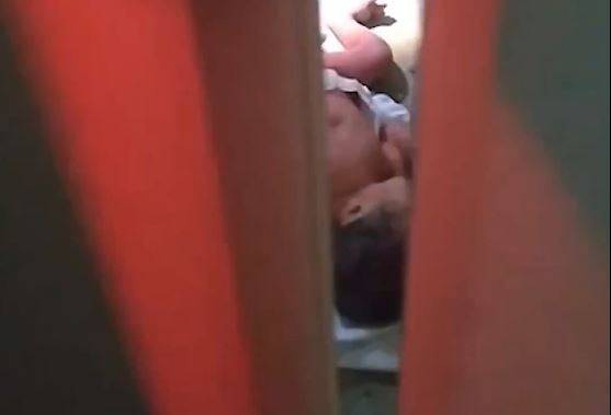 Nghe tiếng kh&oacute;c, người d&acirc;n ph&aacute;t hiện b&eacute; trai bị bỏ rơi trong nh&agrave; vệ sinh - Ảnh 1.