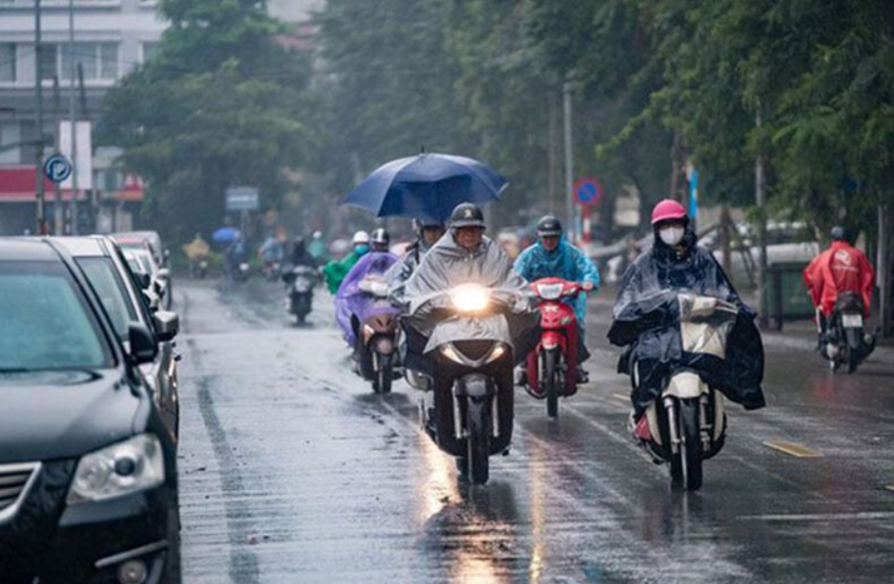 Miền Bắc sắp đón không khí lạnh “giải nhiệt” sau đợt nắng nóng gay gắt, cảnh báo mưa dông kèm lốc sét - Ảnh 1.