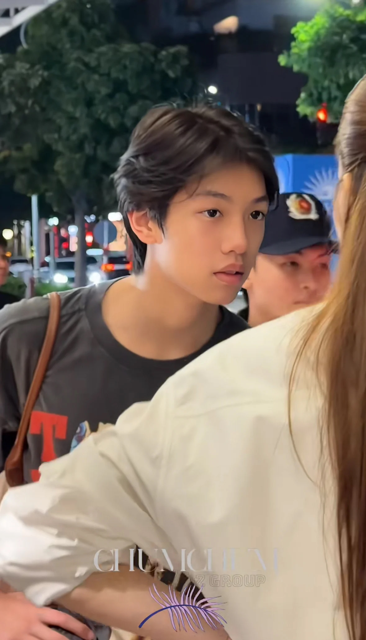 Subeo - Con trai Hồ Ngọc Hà bất ngờ công khai bạn gái khi xuất hiện tại sự kiện của mẹ - Ảnh 1.