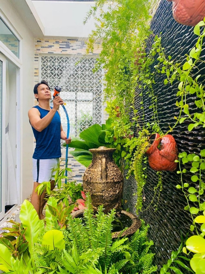 Cuộc sống giản dị, kín tiếng trong nhà vườn 800m2 của 