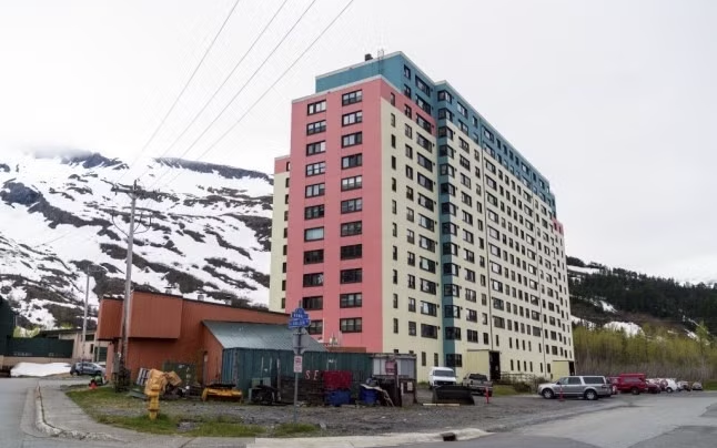 Thị Trấn Đặc Biệt Ở Alaska: Cả Thị Trấn Sống Chung Một Tòa Nhà