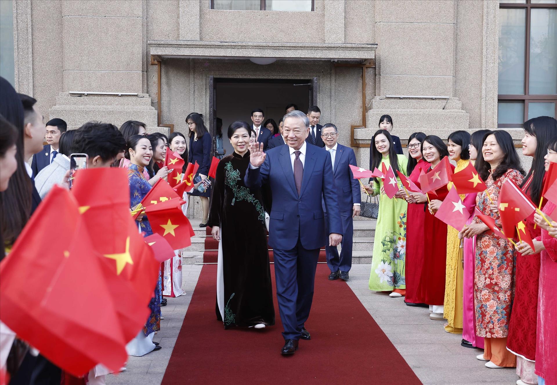 Kiều bào phấn khởi trước sự phát triển tốt đẹp, thực chất của quan hệ Việt -Trung - Ảnh 1.