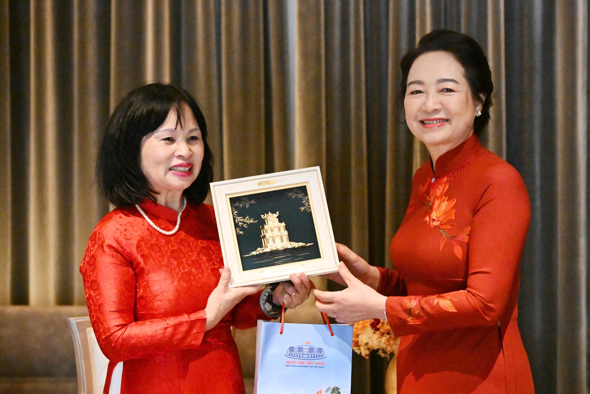 Phu nhân Chủ tịch Quốc hội thưởng thức dân ca quan họ do sinh viên Italia biểu diễn- Ảnh 2. Phu nhân Chủ tịch Quốc hội thưởng thức dân ca quan họ do sinh viên Italia biểu diễn- Ảnh 2.