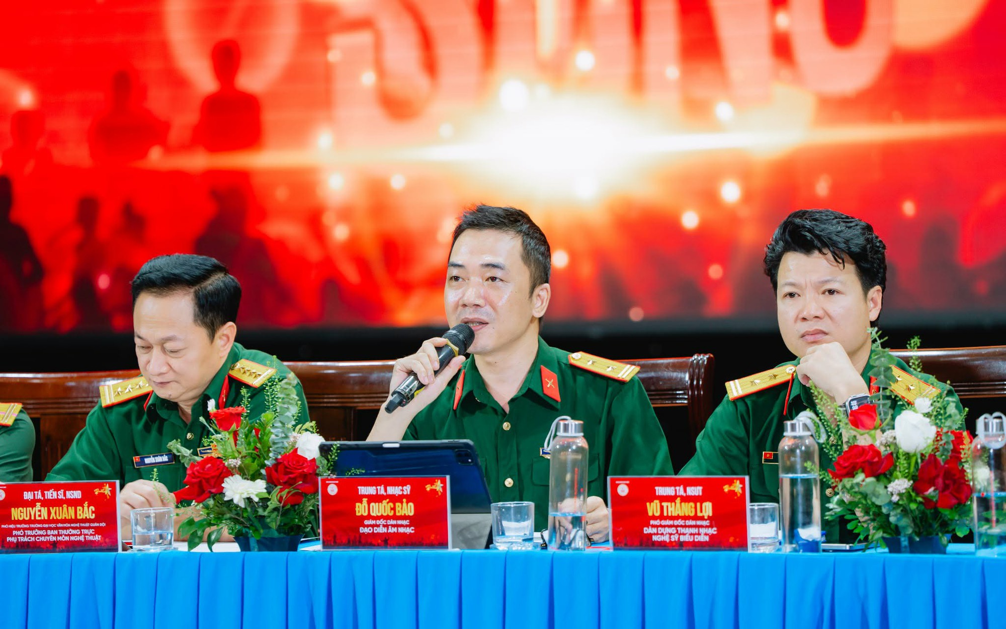 Dàn nhạc Giao hưởng Quân đội biểu diễn 'Giao hưởng Non Sông' tại phố đi bộ Hà Nội