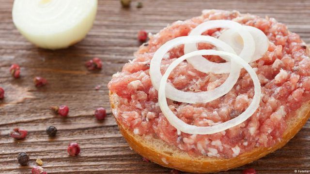 Vì sao món ăn thịt lợn sống gây sốc vẫn khiến nhiều thực khách tò mò muốn thử? - Ảnh 2.