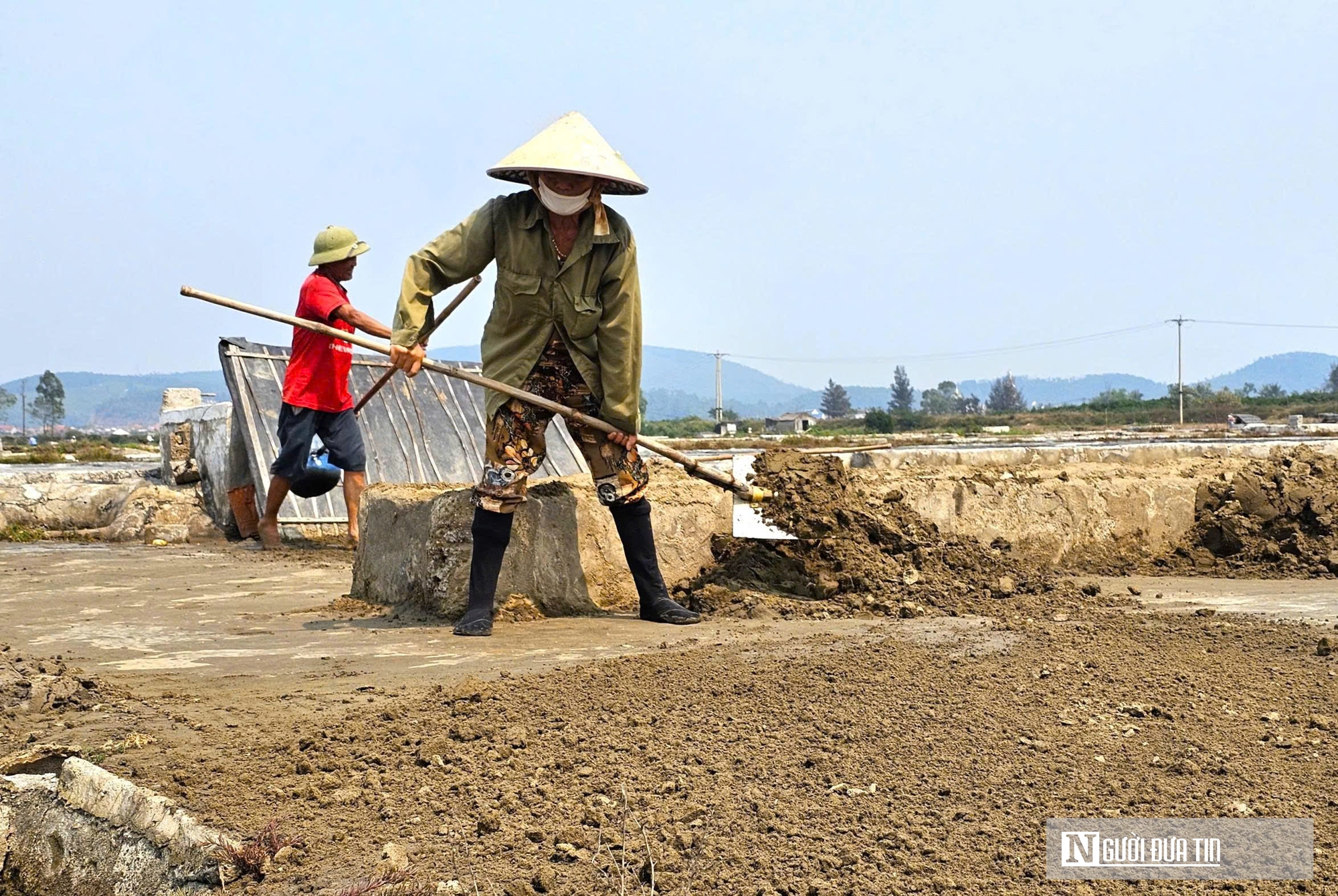 Nắng như &ldquo;r&oacute;t lửa&rdquo;, người d&acirc;n phơi m&igrave;nh dưới mặt trời sản xuất &ldquo;v&agrave;ng trắng&rdquo;- Ảnh 4.