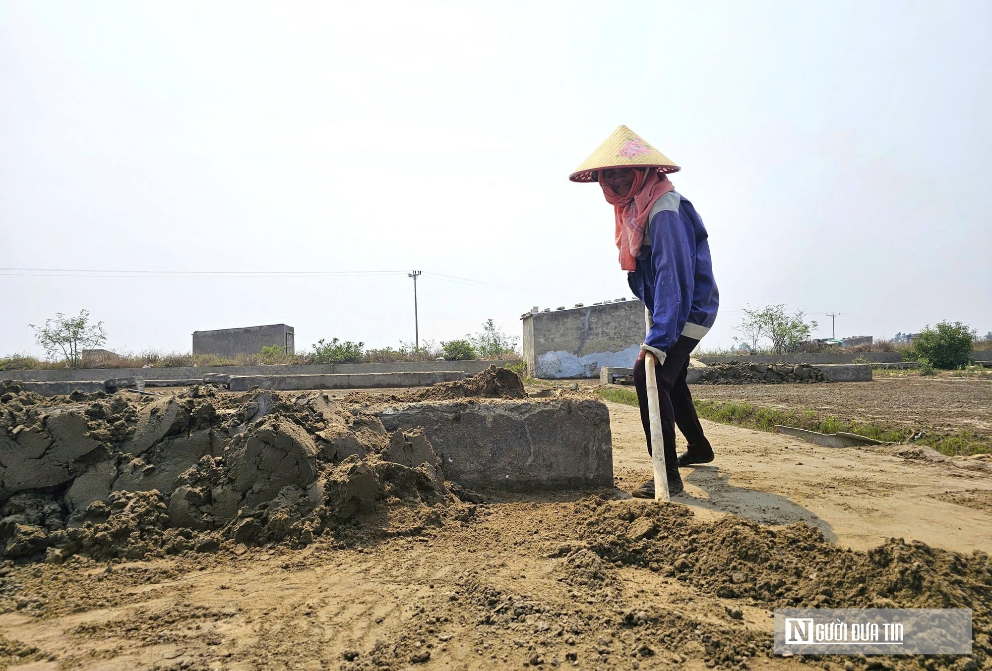 Nắng như &ldquo;r&oacute;t lửa&rdquo;, người d&acirc;n phơi m&igrave;nh dưới mặt trời sản xuất &ldquo;v&agrave;ng trắng&rdquo;- Ảnh 5.