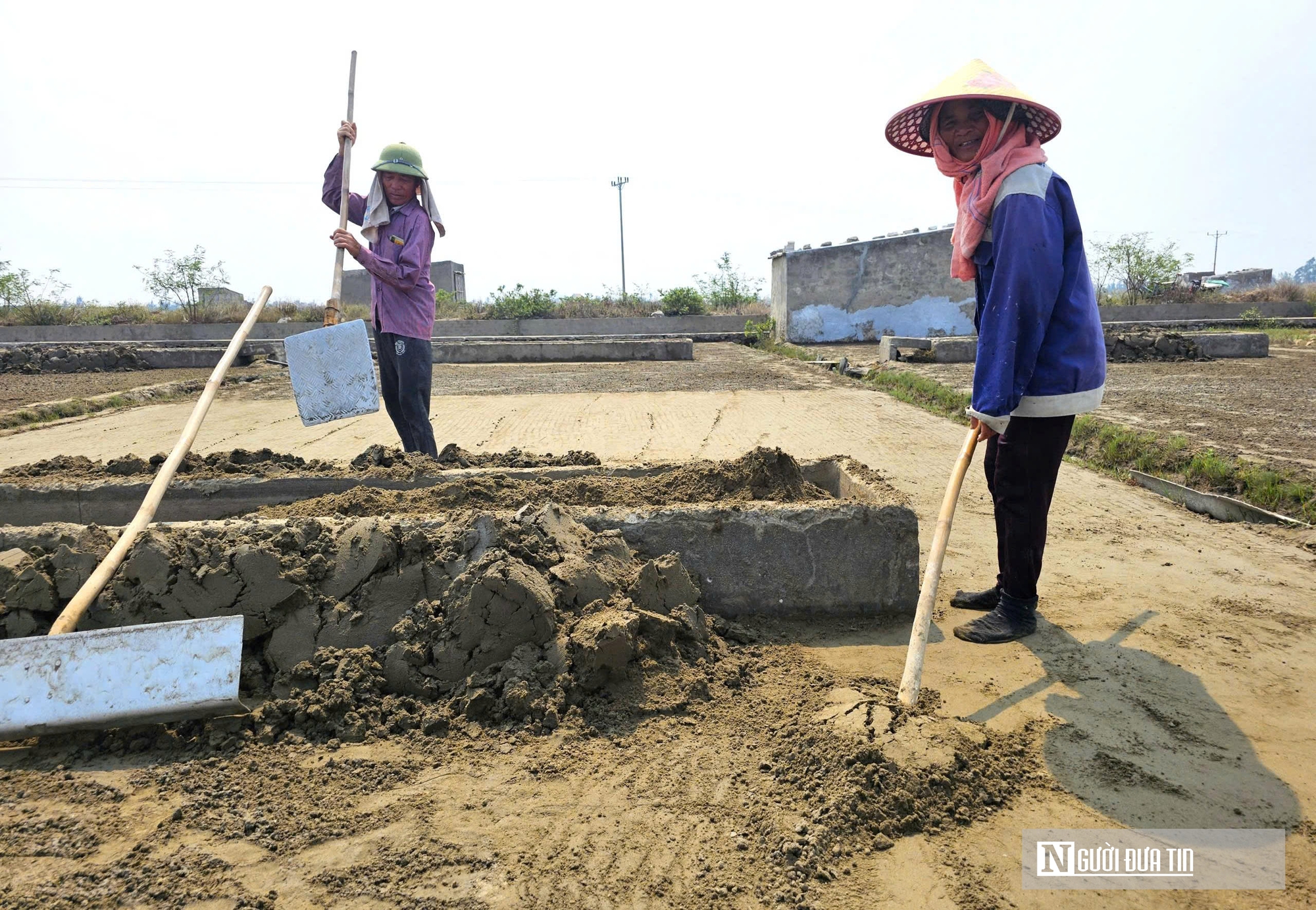 Nắng như &ldquo;r&oacute;t lửa&rdquo;, người d&acirc;n phơi m&igrave;nh dưới mặt trời sản xuất &ldquo;v&agrave;ng trắng&rdquo;- Ảnh 10.
