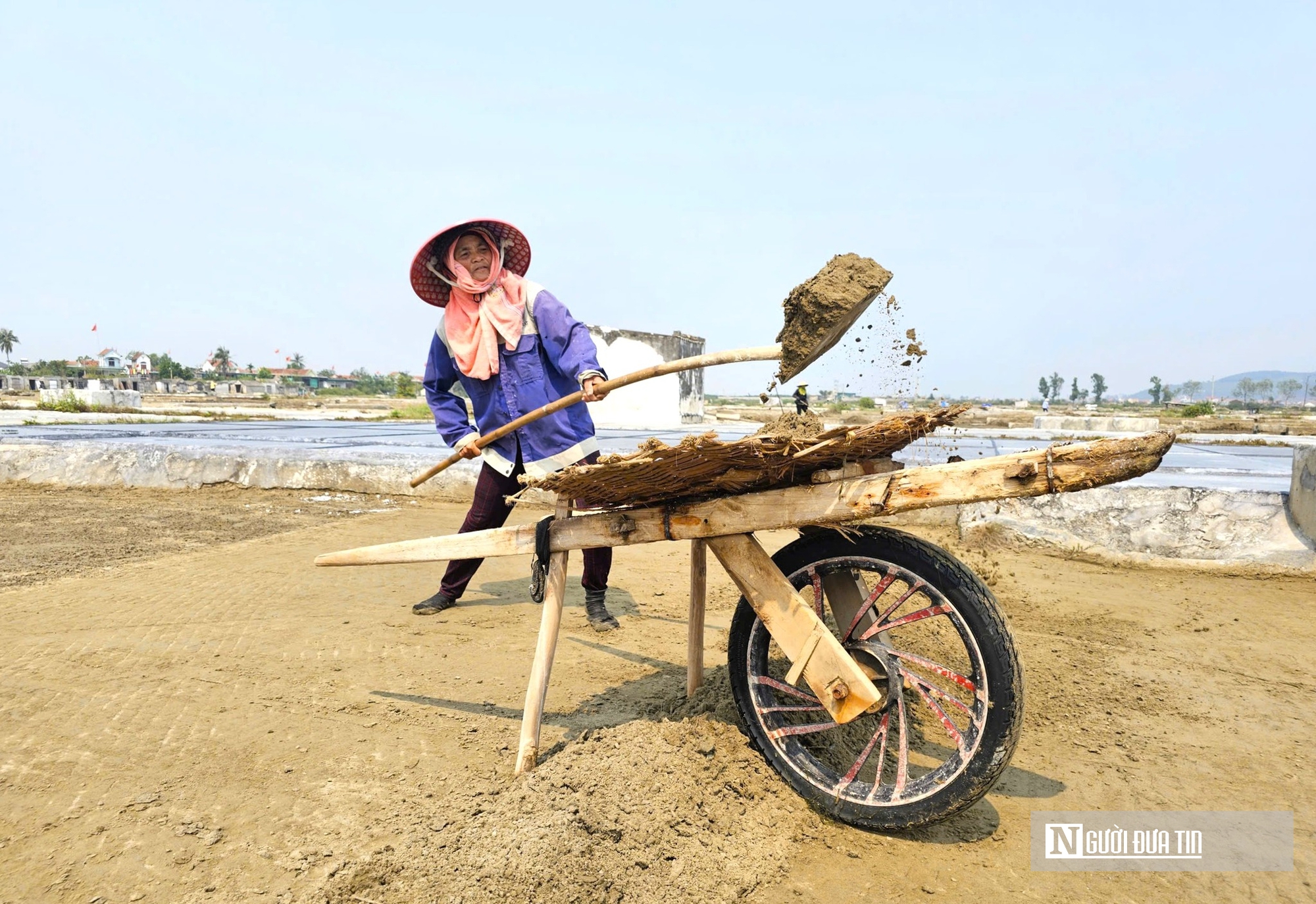 Nắng như &ldquo;r&oacute;t lửa&rdquo;, người d&acirc;n phơi m&igrave;nh dưới mặt trời sản xuất &ldquo;v&agrave;ng trắng&rdquo;- Ảnh 11.