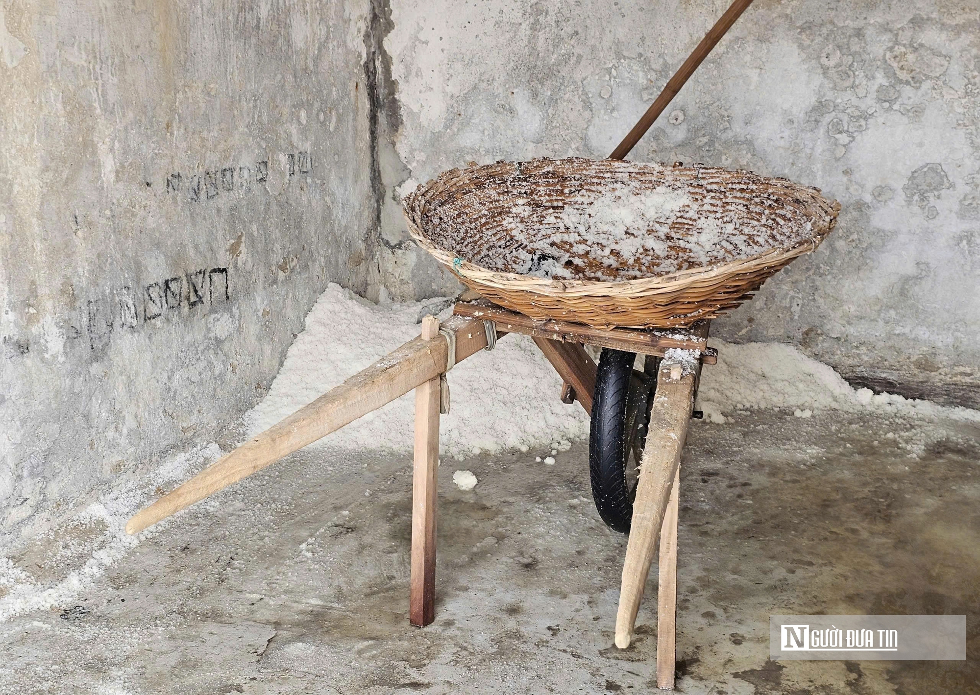 Nắng như &ldquo;r&oacute;t lửa&rdquo;, người d&acirc;n phơi m&igrave;nh dưới mặt trời sản xuất &ldquo;v&agrave;ng trắng&rdquo;- Ảnh 8.