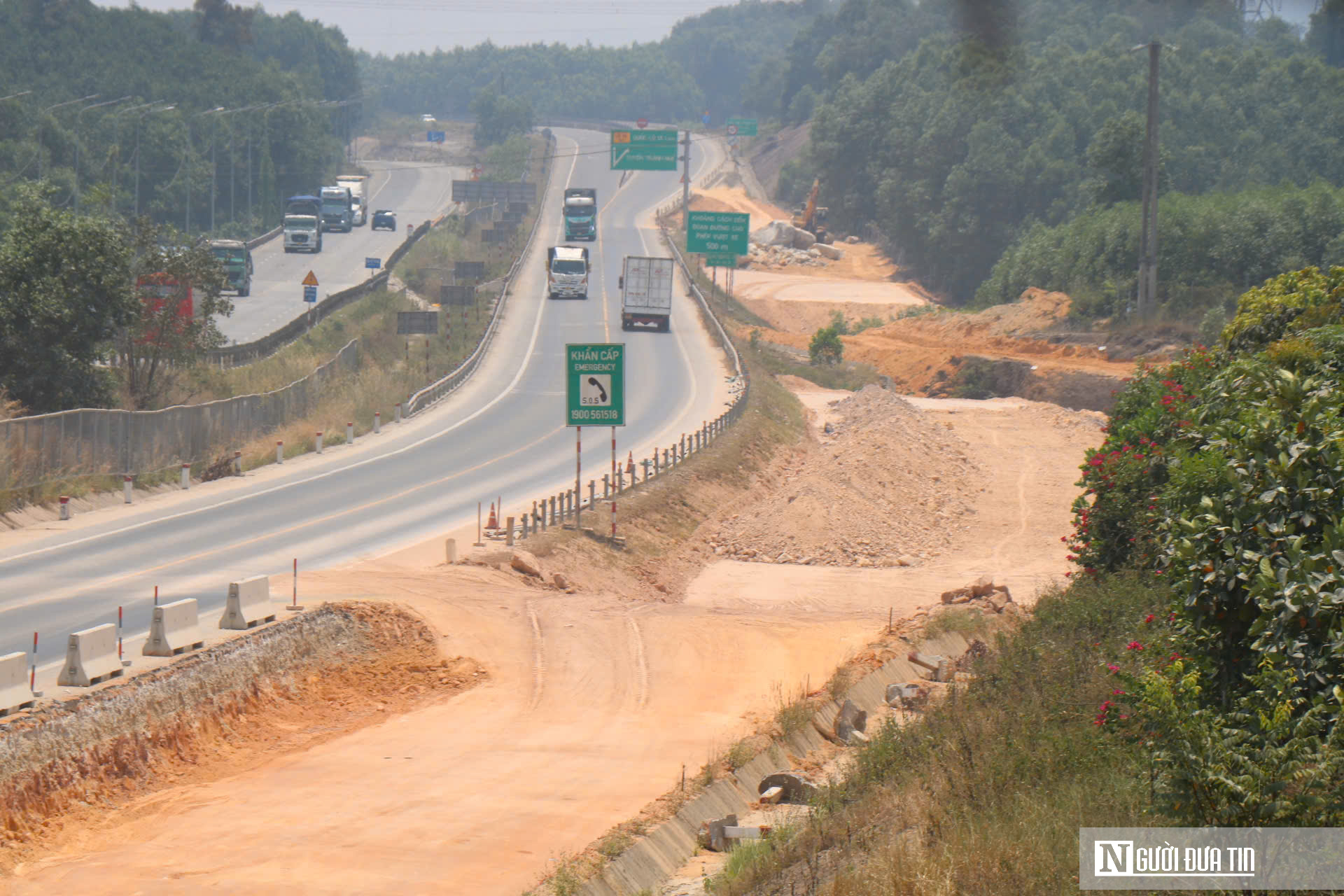 VIDEO: Cao tốc Cam Lộ – La Sơn hạn chế tốc độ 50km/h, nhiều tài xế "thiếu kiên nhẫn" vẫn lấn làn, vượt ẩu- Ảnh 1. VIDEO: Cao tốc Cam Lộ – La Sơn hạn chế tốc độ 50km/h, nhiều tài xế "thiếu kiên nhẫn" vẫn lấn làn, vượt ẩu- Ảnh 1.