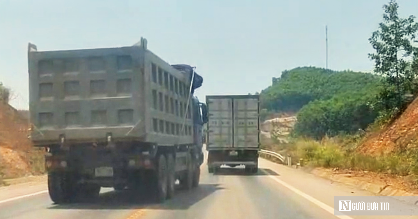 VIDEO: Cao tốc Cam Lộ – La Sơn hạn chế tốc độ 50km/h, nhiều tài xế "thiếu kiên nhẫn" vẫn lấn làn, vượt ẩu- Ảnh 2. VIDEO: Cao tốc Cam Lộ – La Sơn hạn chế tốc độ 50km/h, nhiều tài xế "thiếu kiên nhẫn" vẫn lấn làn, vượt ẩu- Ảnh 2.