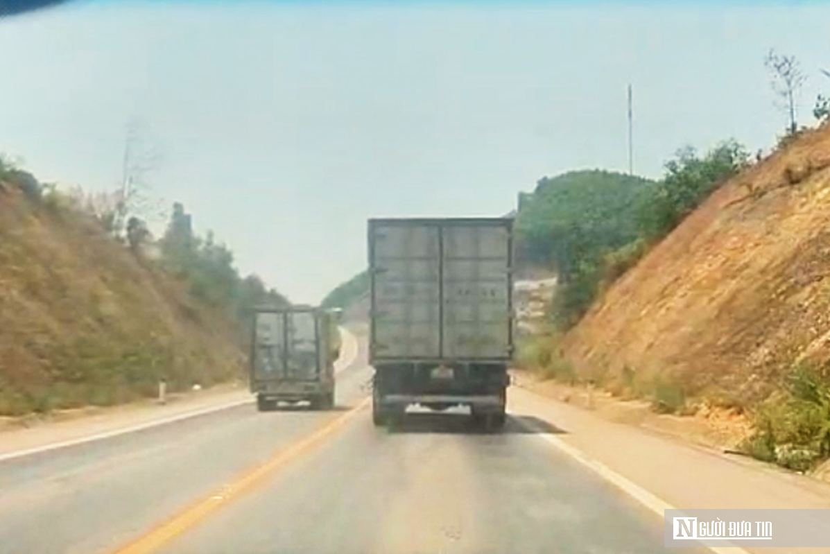 VIDEO: Cao tốc Cam Lộ – La Sơn hạn chế tốc độ 50km/h, nhiều tài xế "thiếu kiên nhẫn" vẫn lấn làn, vượt ẩu- Ảnh 3. VIDEO: Cao tốc Cam Lộ – La Sơn hạn chế tốc độ 50km/h, nhiều tài xế "thiếu kiên nhẫn" vẫn lấn làn, vượt ẩu- Ảnh 3.