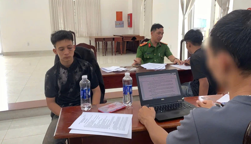 Hi hữu trộm ô tô không biết lái, “bí đường” leo cây dừa trốn vẫn không thoát - Ảnh 1.