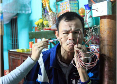 “Dị nhân ngậm điện” gây rúng động: 3 thế hệ miễn nhiễm dòng 220V, biến cơ thể thành dây dẫn - Ảnh 1.