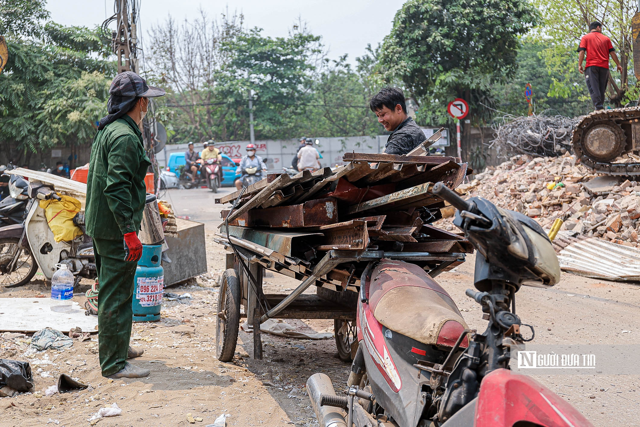 Hà Nội: Người dân thu dọn đồ đạc, trả mặt bằng để xây cầu Tứ Liên - Ảnh 14.