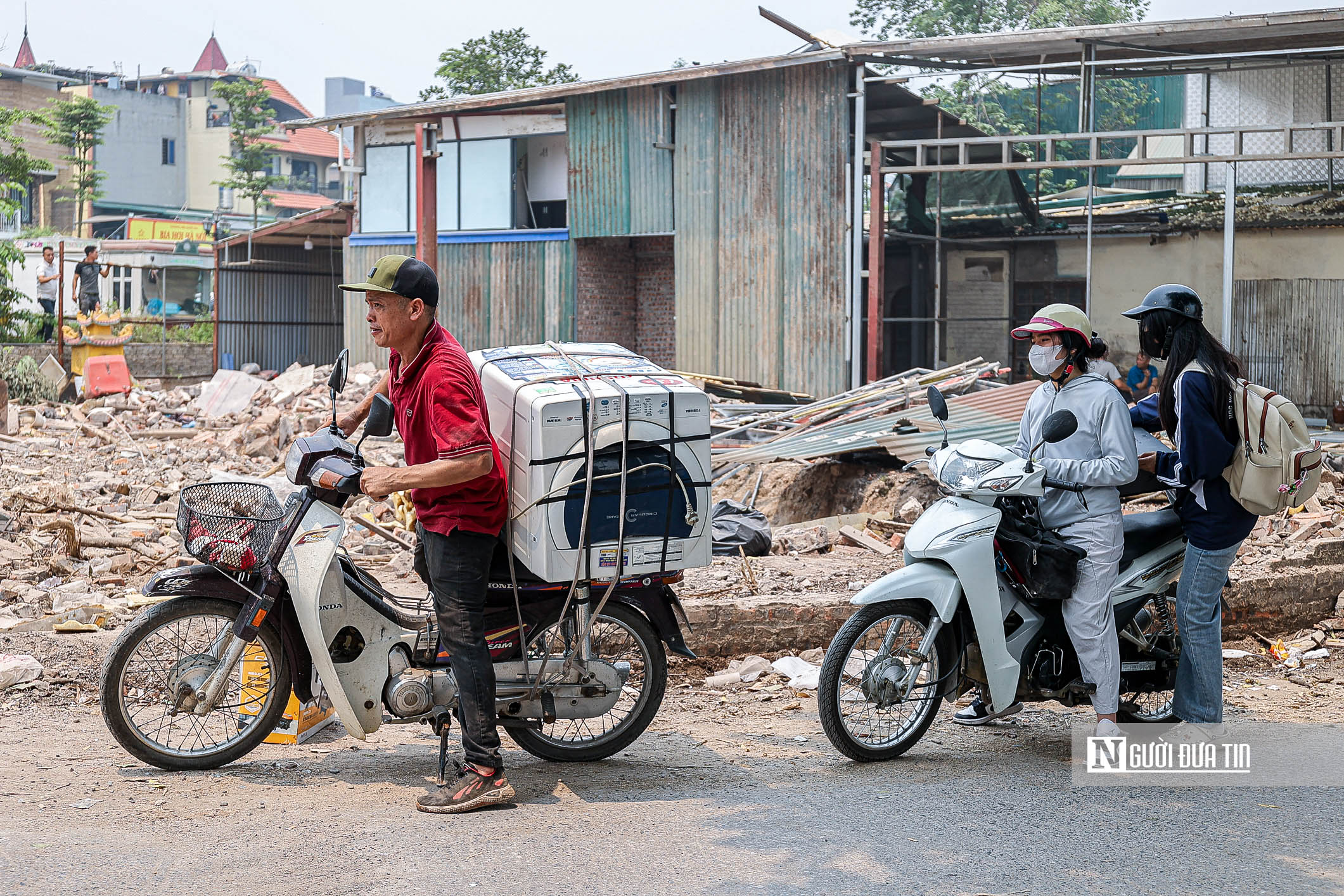 Hà Nội: Người dân thu dọn đồ đạc, trả mặt bằng để xây cầu Tứ Liên - Ảnh 13.