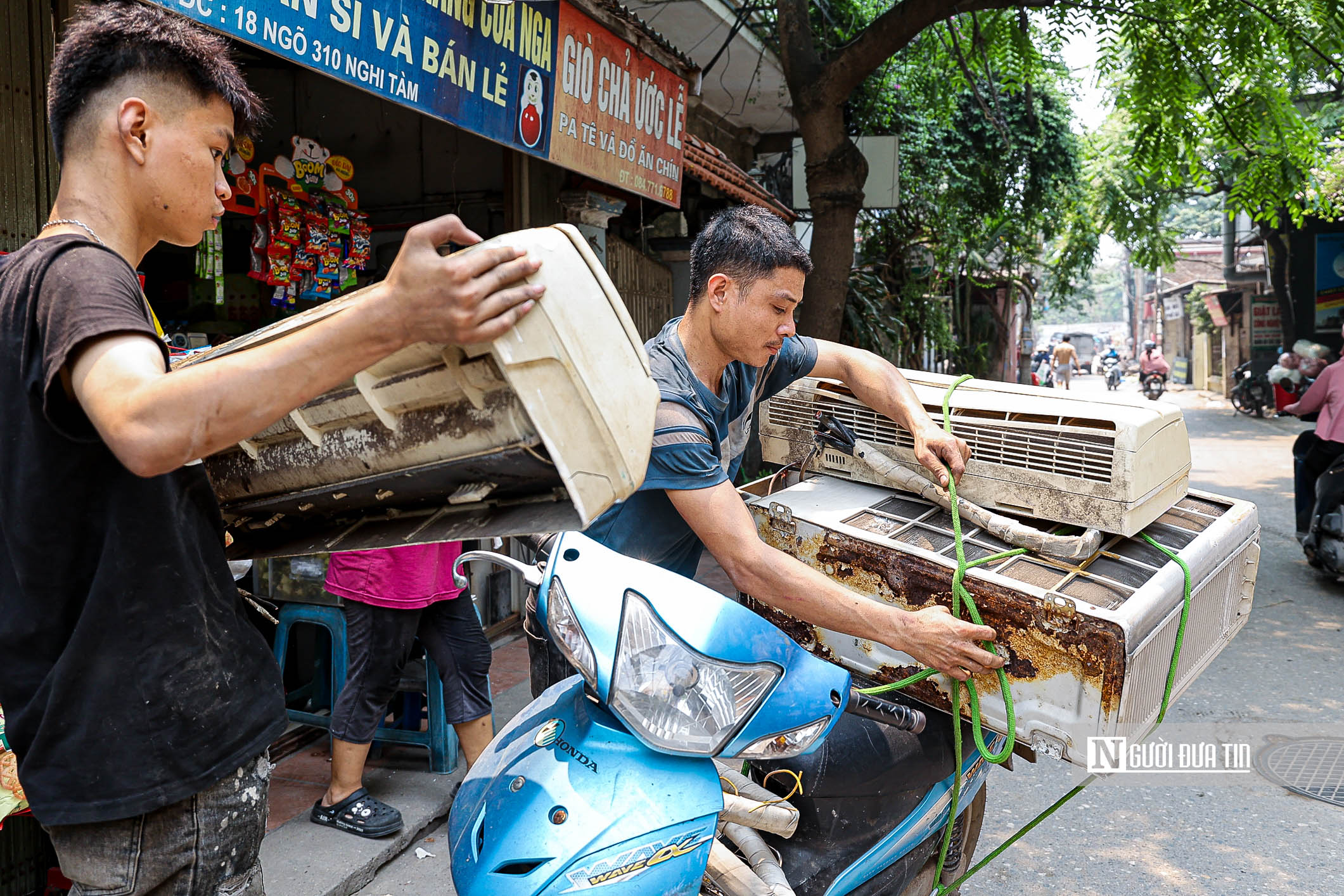 Hà Nội: Người dân thu dọn đồ đạc, trả mặt bằng để xây cầu Tứ Liên - Ảnh 11.