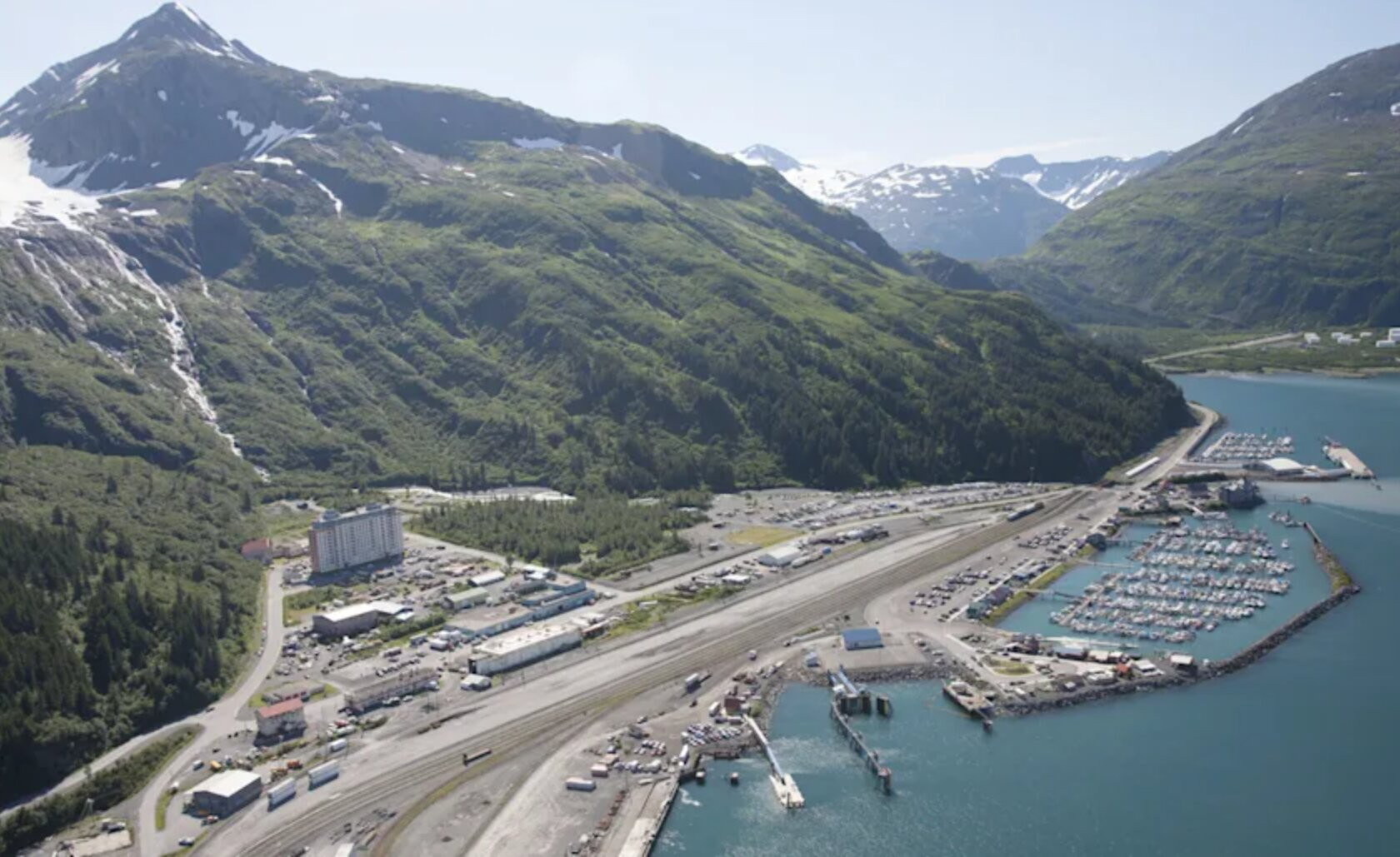 Nơi cư dân chỉ sống trong chung cư, về nhà trước 22h - Ảnh 1.