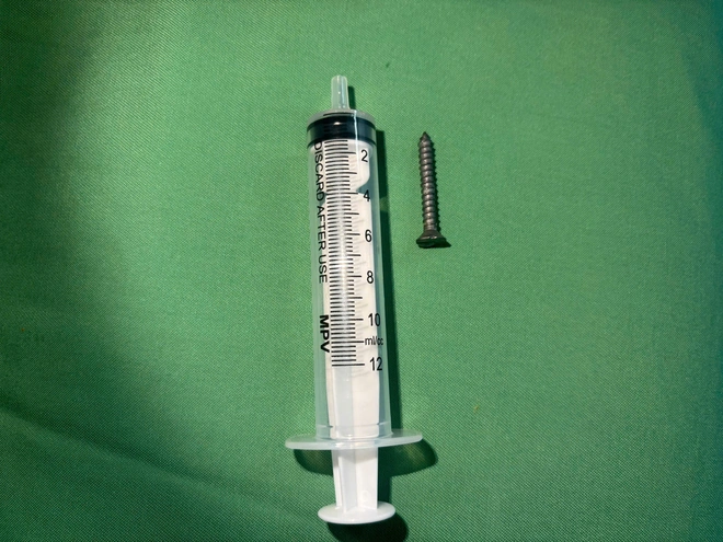 Đang chơi ở nhà, bé gần 2 tuổi nuốt phải thứ 