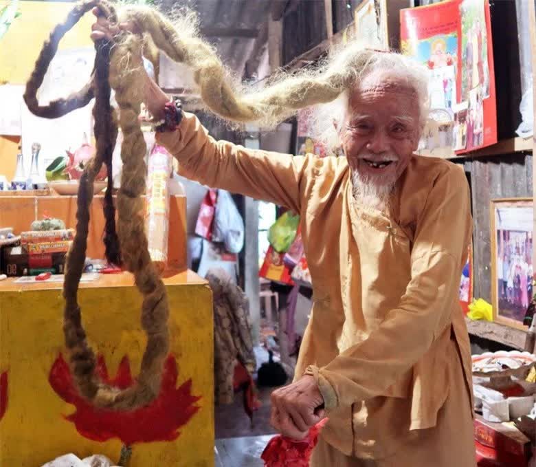 3 người đ&agrave;n &ocirc;ng sở hữu m&aacute;i t&oacute;c d&agrave;i nhất Việt Nam: V&igrave; sao kh&ocirc;ng cắt bỏ? - Ảnh 1.