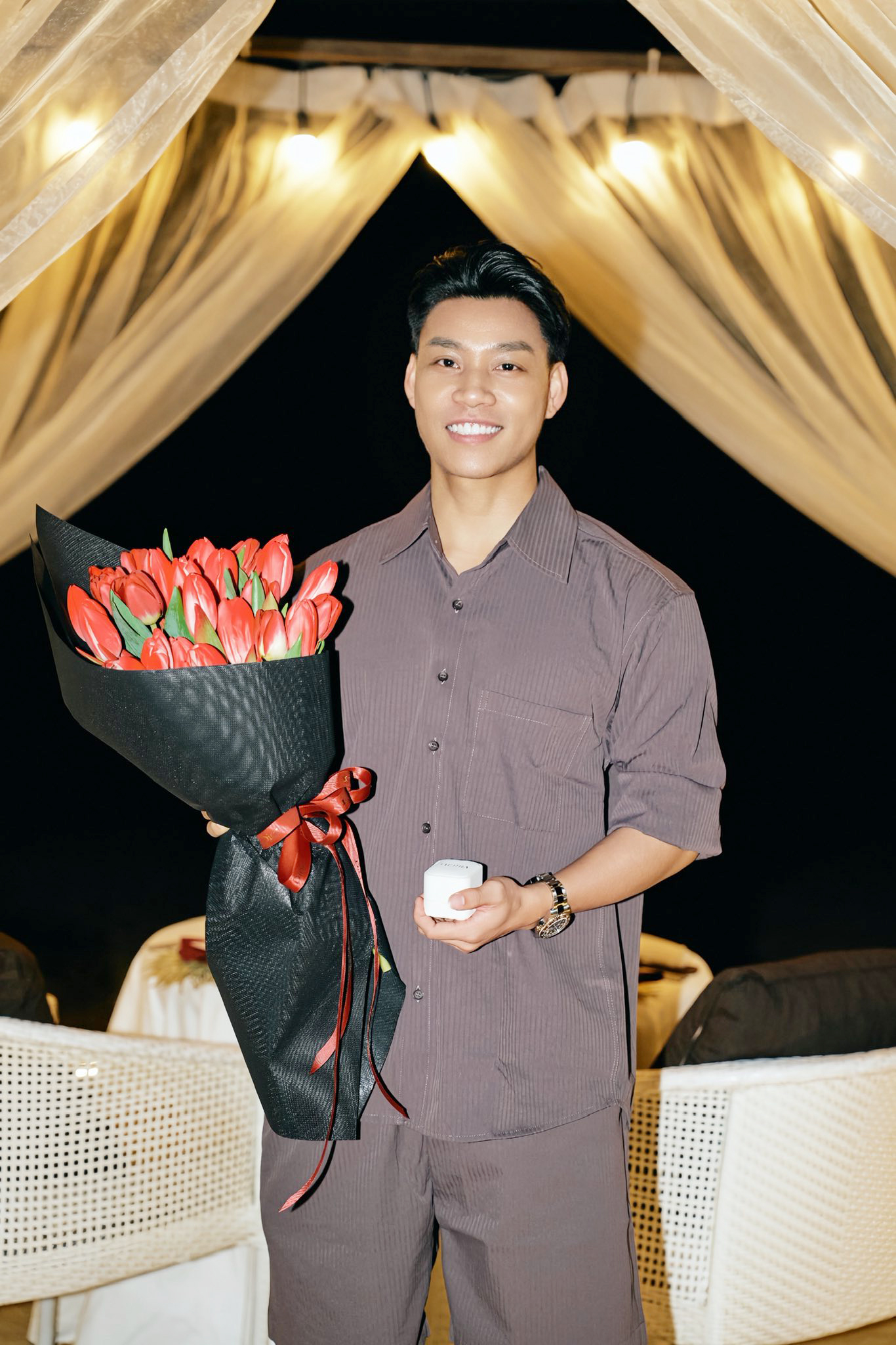 Cầu thủ Vũ Văn Thanh gây sốt với màn cầu hôn bạn gái - Ảnh 2.