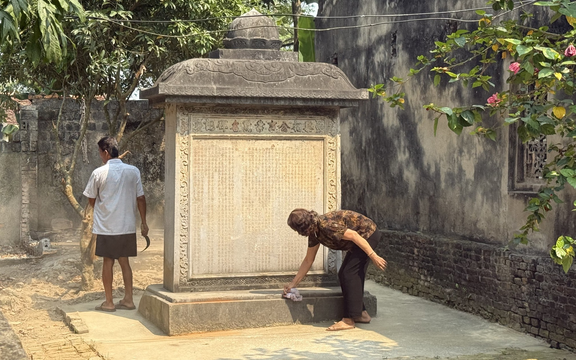 Hai tấm văn bia cổ 300 năm ở Thanh Hóa được khẩn trương bảo vệ sau nhiều năm phơi mưa nắng