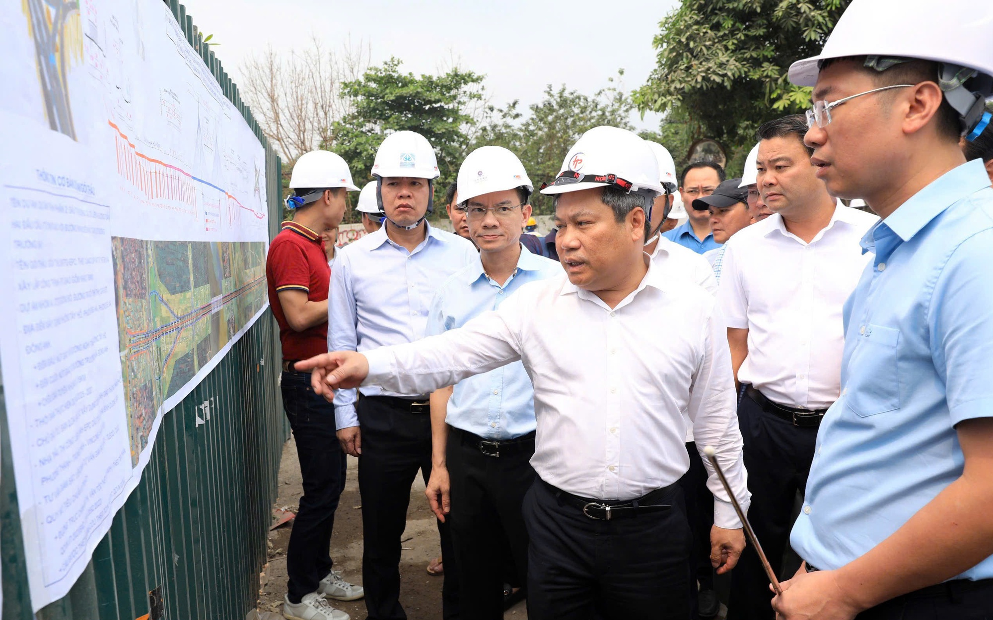Chủ tịch Hà Nội kiểm tra tiến độ cầu Trần Hưng Đạo và Tứ Liên, đặt mục tiêu khai thác quý II/2027