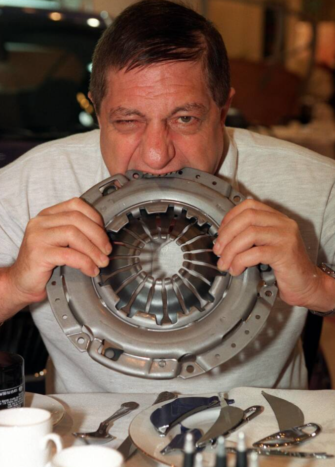 Người đ&agrave;n &ocirc;ng ăn cả m&aacute;y bay: Dị nh&acirc;n &ldquo;Ng&agrave;i Ăn Tuốt&rdquo; khiến thế giới r&ugrave;ng m&igrave;nh - Ảnh 3.