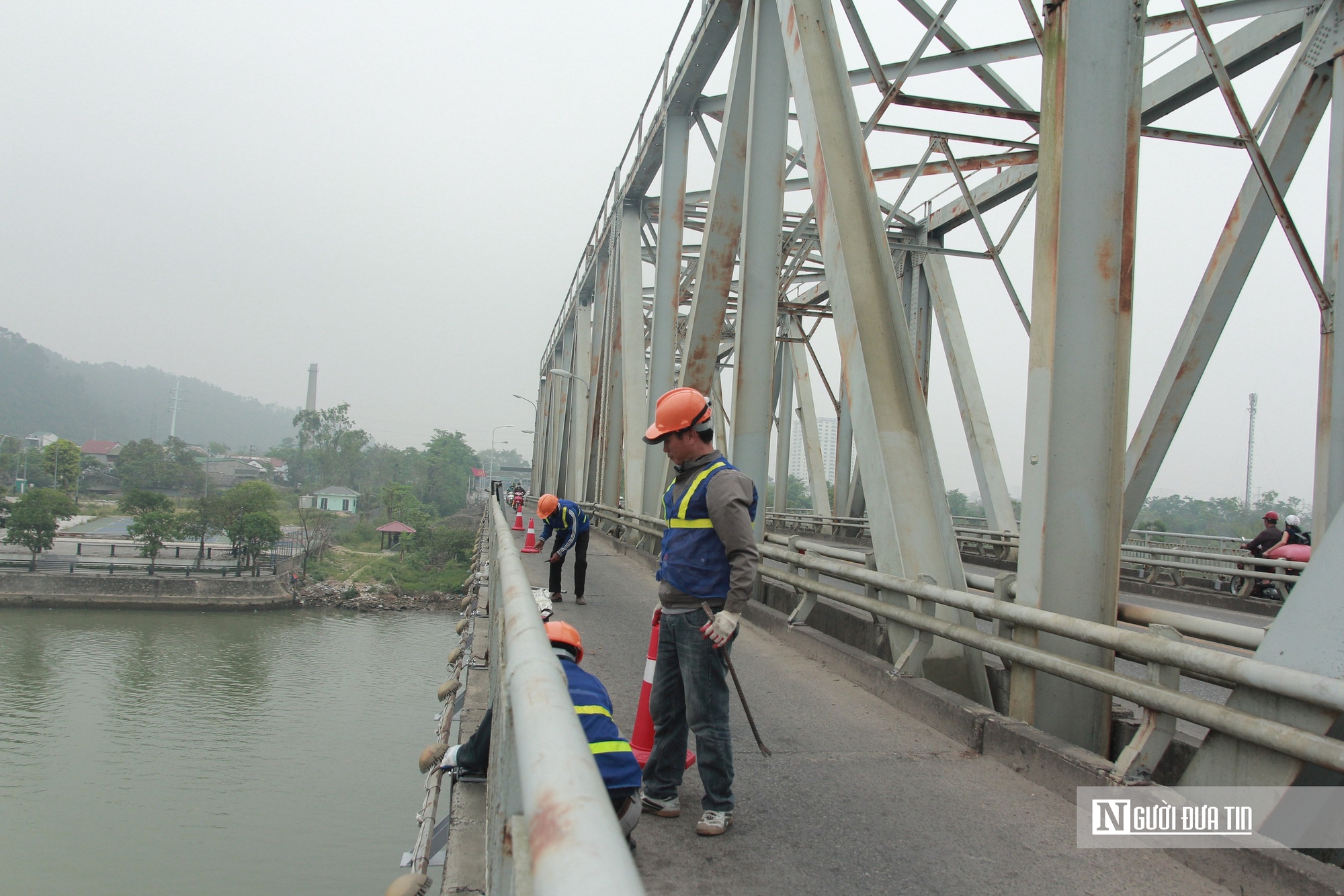 Triển khai xây dựng, lắp đặt lưới an toàn trên cầu Bến Thủy 1- Ảnh 2. Triển khai xây dựng, lắp đặt lưới an toàn trên cầu Bến Thủy 1- Ảnh 2.