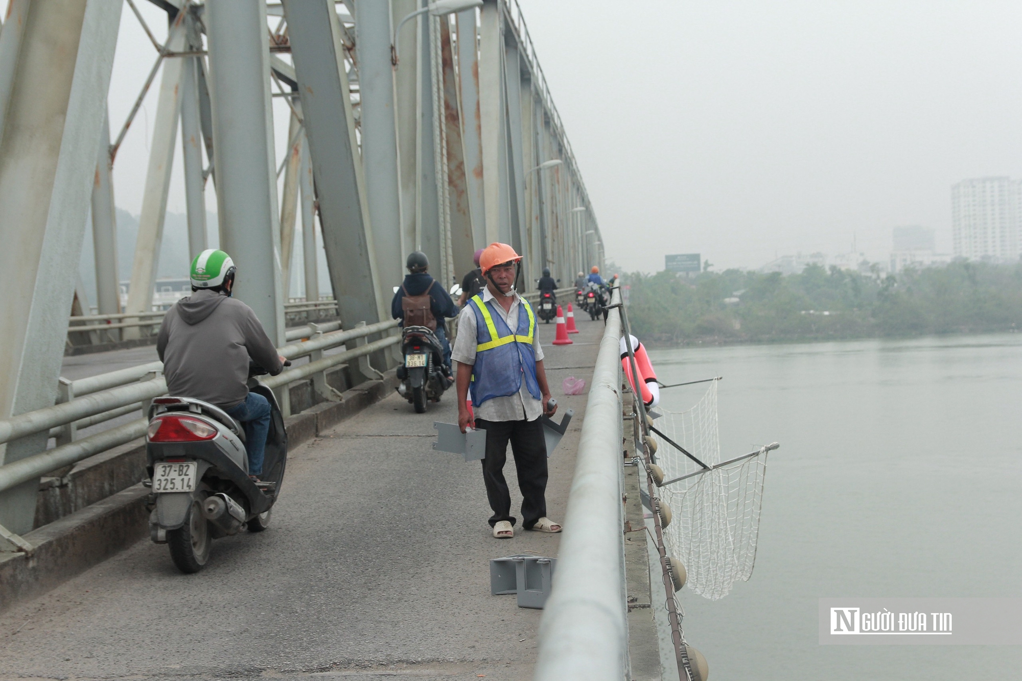 Triển khai xây dựng, lắp đặt lưới an toàn trên cầu Bến Thủy 1- Ảnh 4. Triển khai xây dựng, lắp đặt lưới an toàn trên cầu Bến Thủy 1- Ảnh 4.