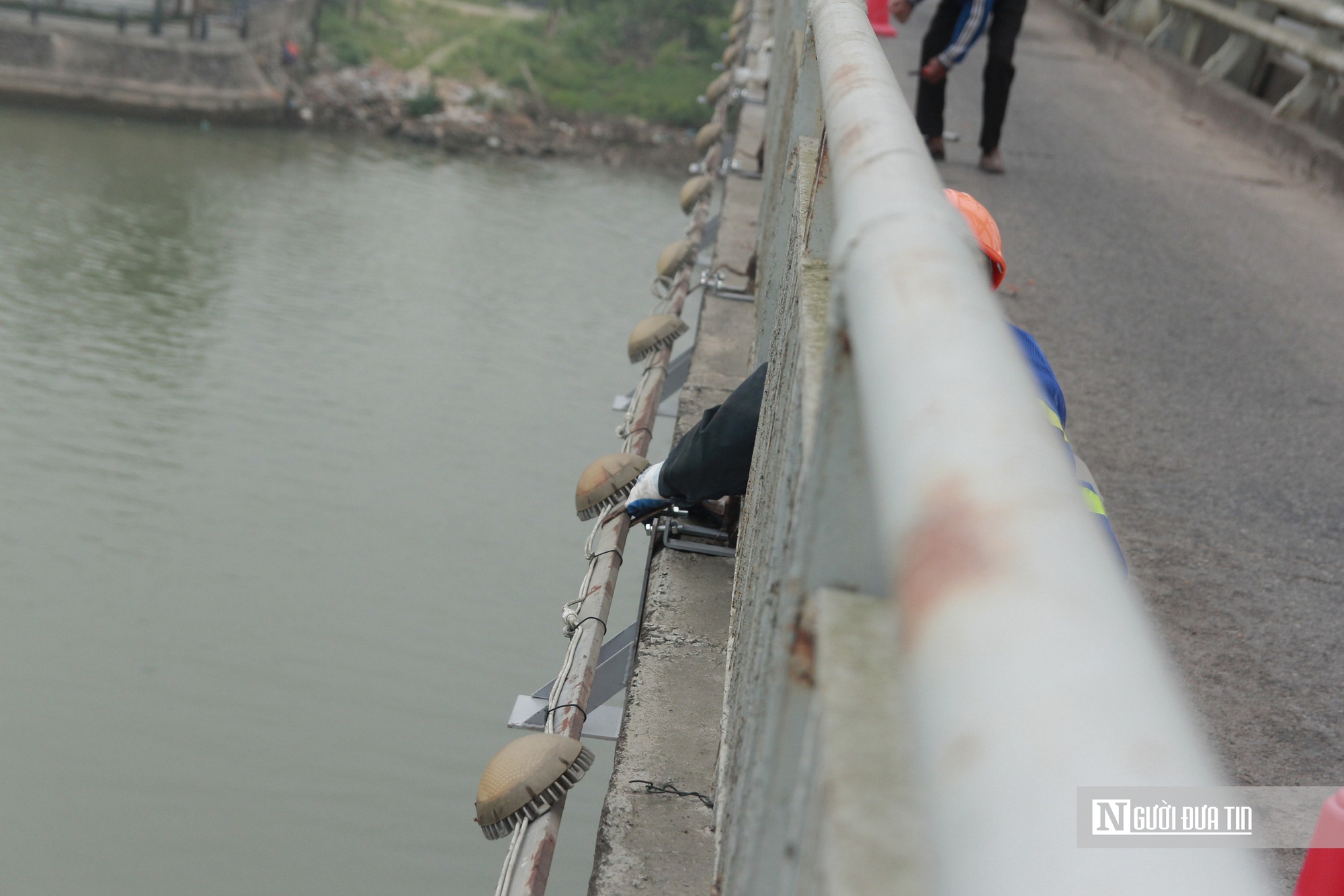 Triển khai xây dựng, lắp đặt lưới an toàn trên cầu Bến Thủy 1- Ảnh 6. Triển khai xây dựng, lắp đặt lưới an toàn trên cầu Bến Thủy 1- Ảnh 6.