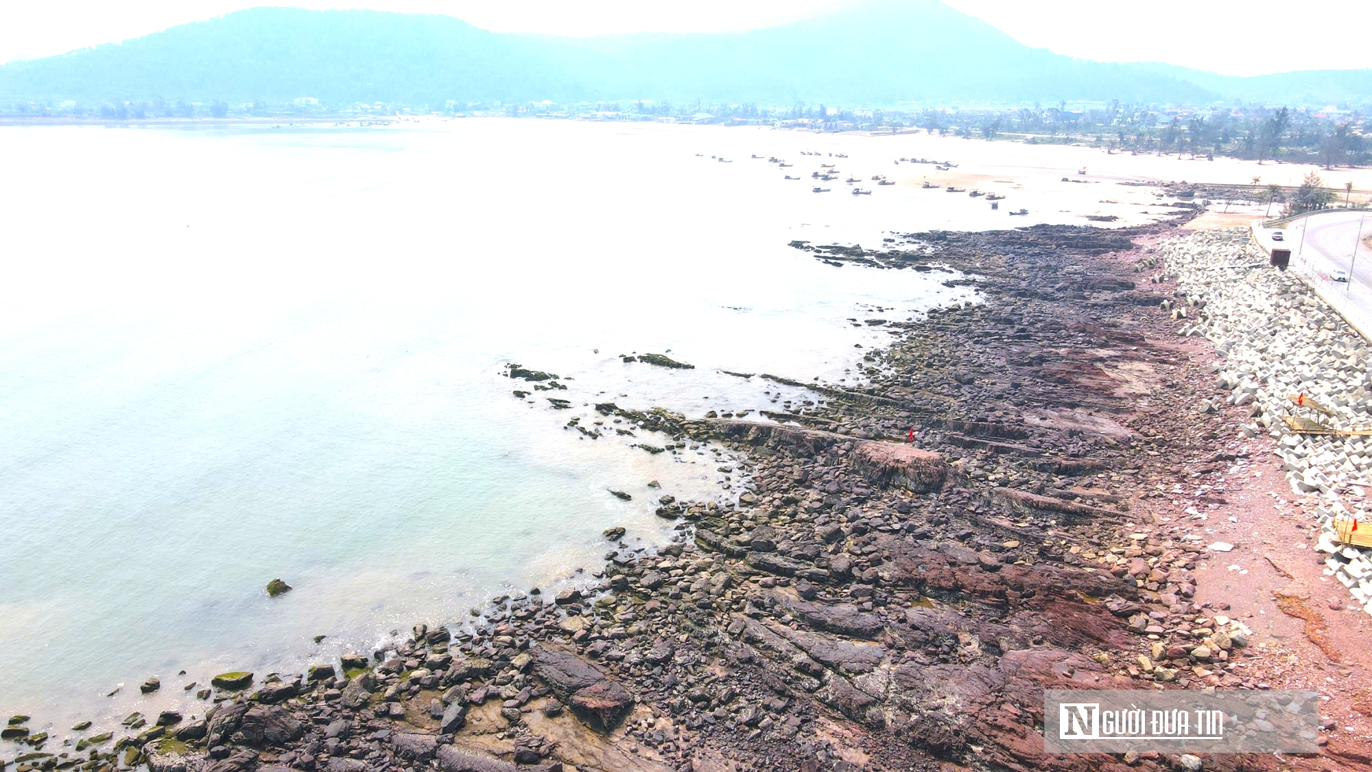 Độc đ&aacute;o nghề đục đ&aacute; "h&aacute;i ra tiền" của những người phụ nữ v&ugrave;ng biển - Ảnh 1.