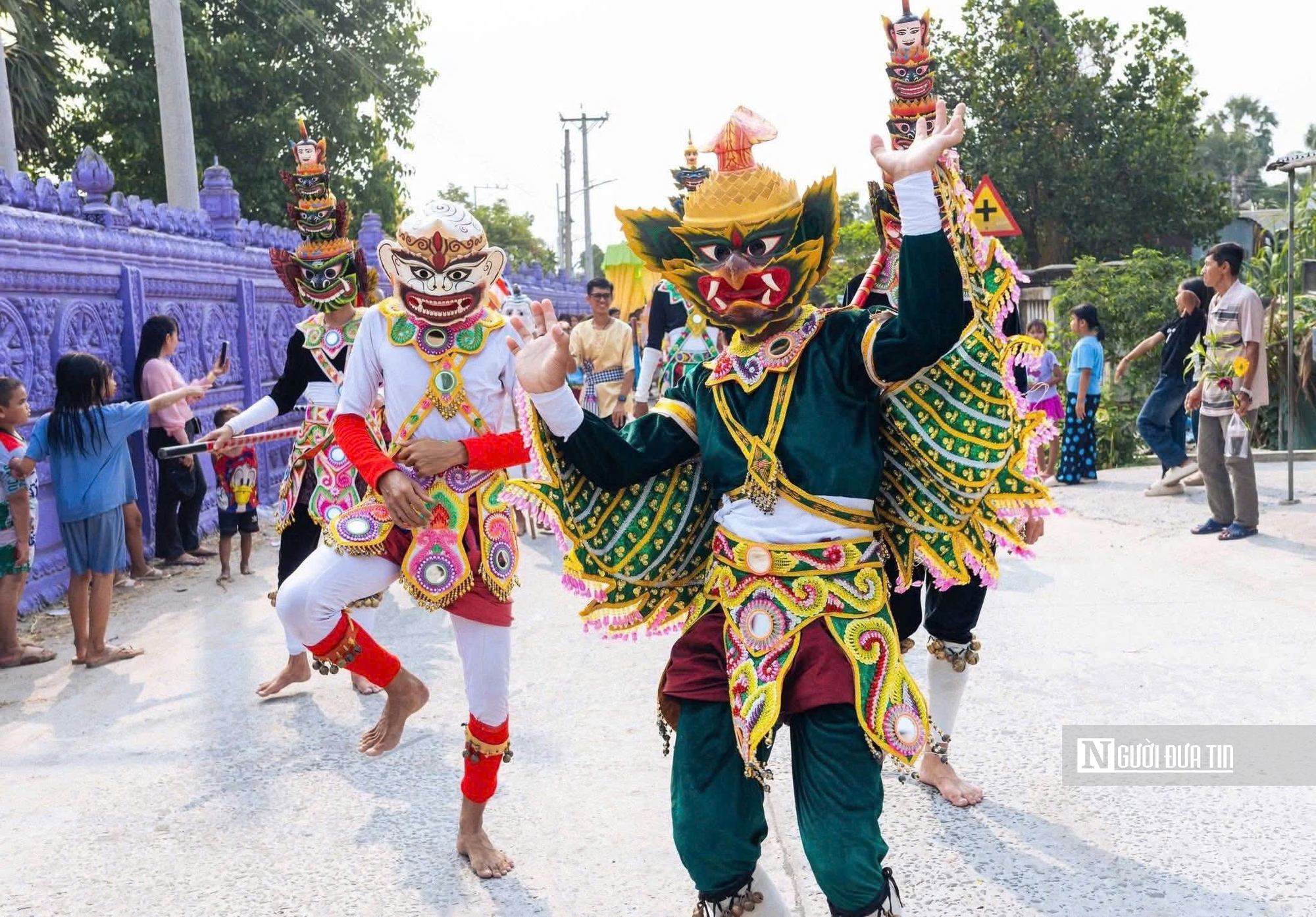 Rộn ràng Tết Chol Chnam Thmay: Phum sóc Khmer “bừng sắc” đón năm mới - Ảnh 11.