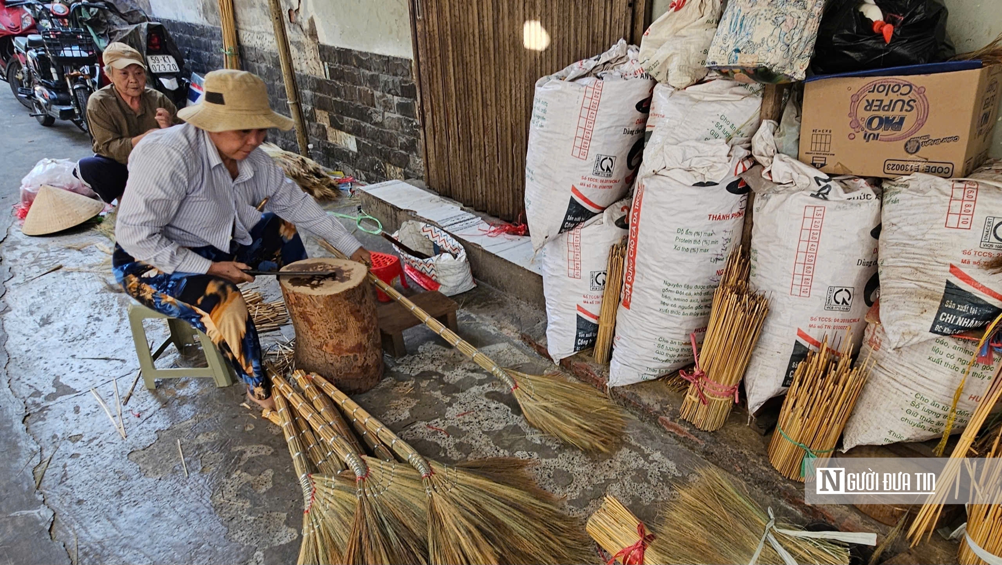 Xóm chổi đót cuối cùng giữa lòng Tp.HCM: Giữ nghề bằng ký ức, buông nghề vì thời gian - Ảnh 4.