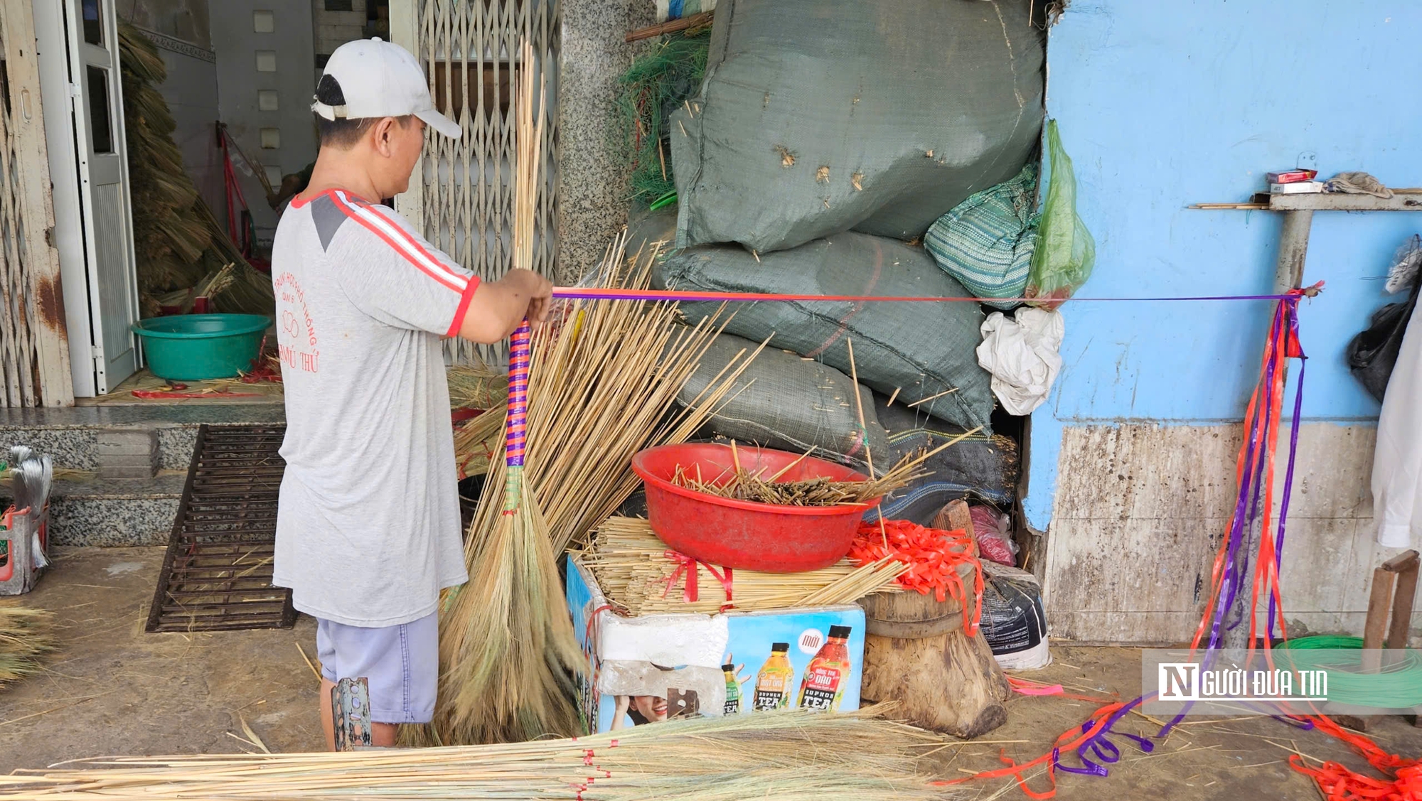 Xóm chổi đót cuối cùng giữa lòng Tp.HCM: Giữ nghề bằng ký ức, buông nghề vì thời gian - Ảnh 5.