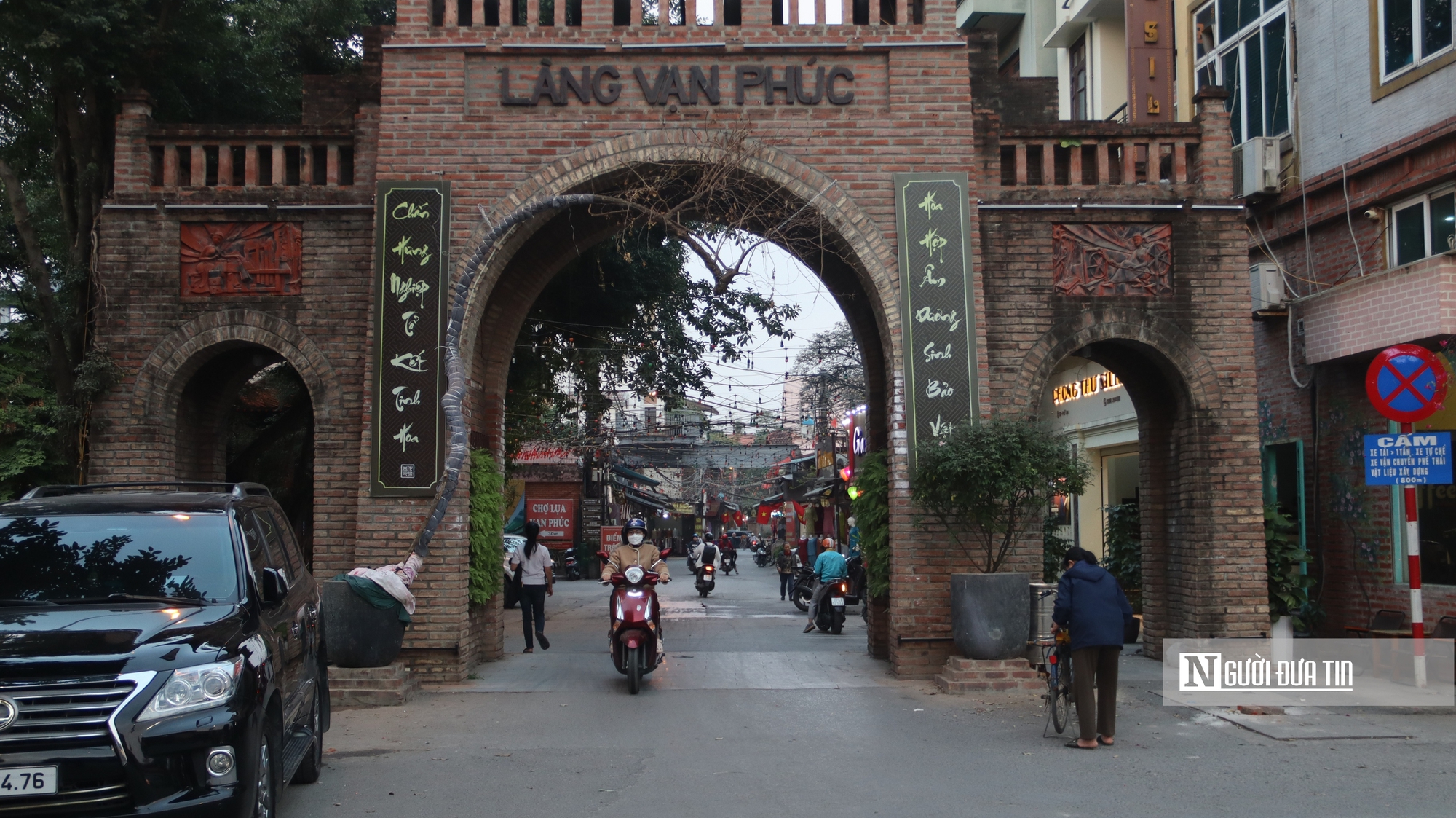 Sắc đỏ rực rỡ ở Quảng Ph&uacute; Cầu v&agrave; những l&agrave;ng nghề "kh&ocirc;ng thể bỏ lỡ" dịp 30/4 - Ảnh 1.