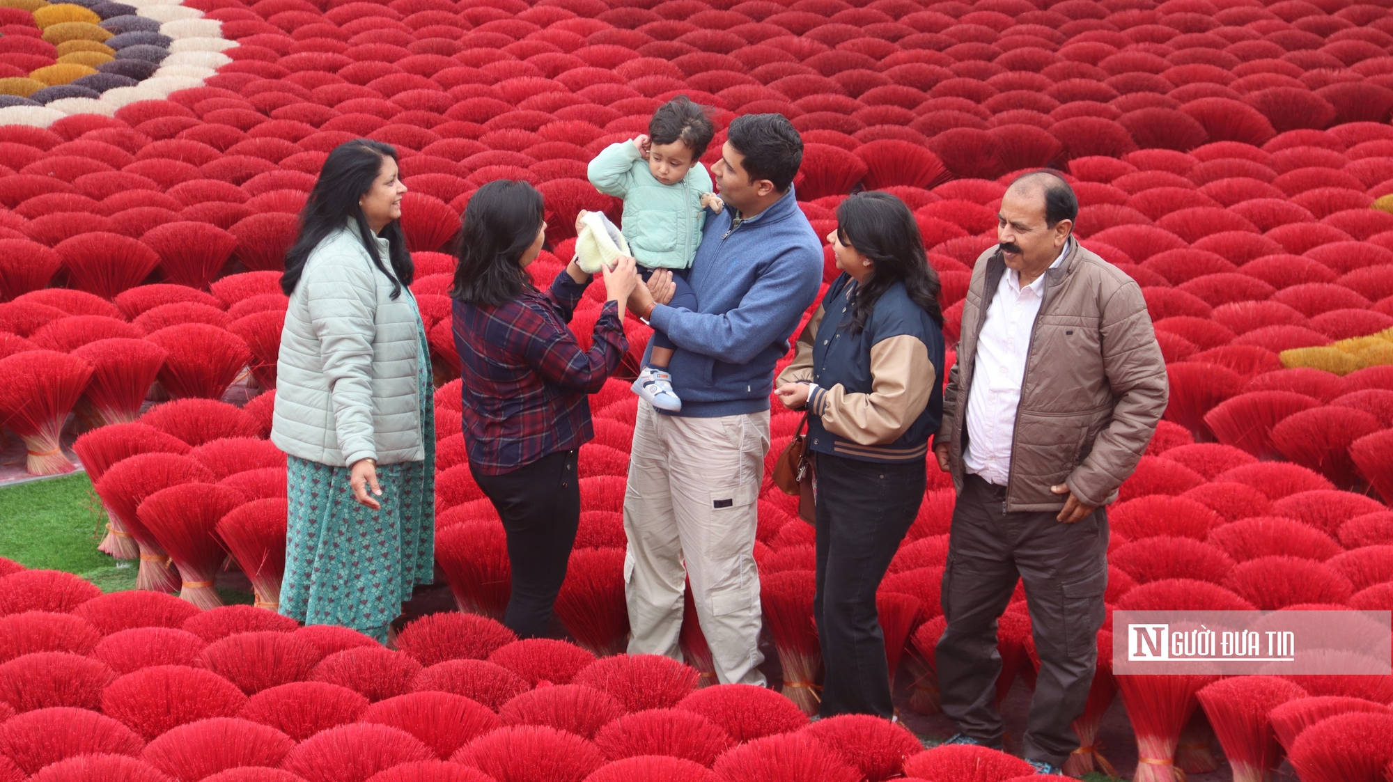 Sắc đỏ rực rỡ ở Quảng Ph&uacute; Cầu v&agrave; những l&agrave;ng nghề "kh&ocirc;ng thể bỏ lỡ" dịp 30/4 - Ảnh 2.