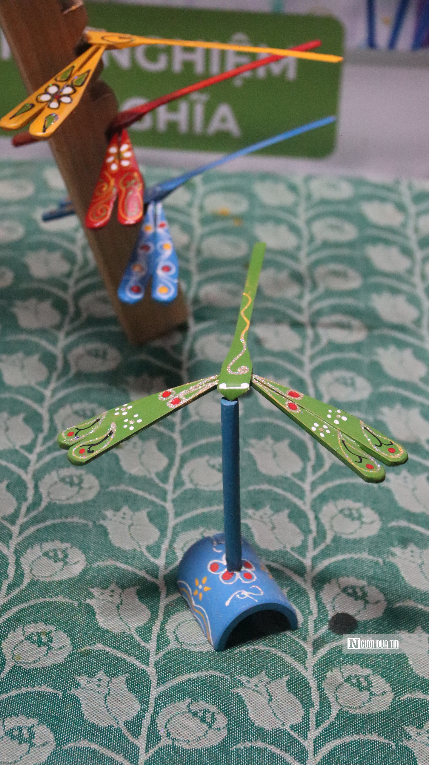 Sắc đỏ rực rỡ ở Quảng Ph&uacute; Cầu v&agrave; những l&agrave;ng nghề "kh&ocirc;ng thể bỏ lỡ" dịp 30/4 - Ảnh 3.