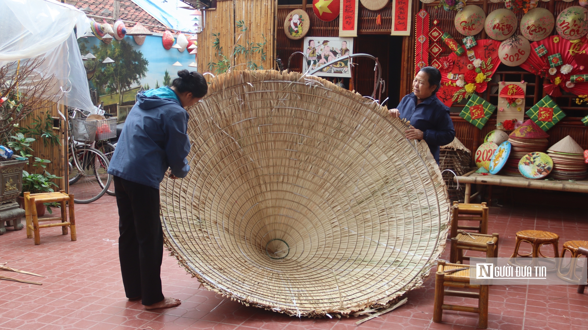 Sắc đỏ rực rỡ ở Quảng Ph&uacute; Cầu v&agrave; những l&agrave;ng nghề "kh&ocirc;ng thể bỏ lỡ" dịp 30/4 - Ảnh 4.